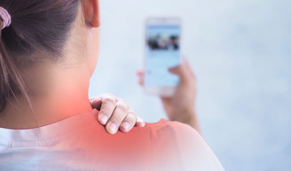 Na maioría das veces, o pescozo doe debido a unha postura incorrecta, por exemplo, cando unha persoa usa un teléfono intelixente durante moito tempo. 