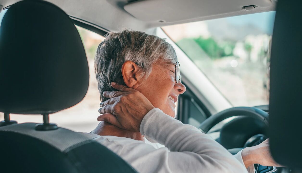 O desgaste relacionado coa idade nas vértebras adoita notarse na dor en persoas maiores de 50 anos. 